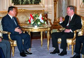 Premier Mori meets Canadian counterpart Chretien